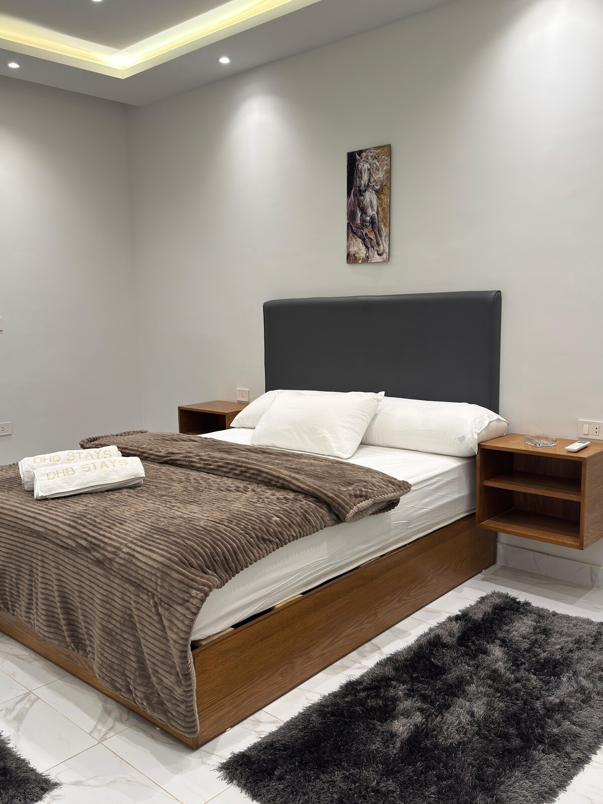 Master bedroom — dressed bed, towels set